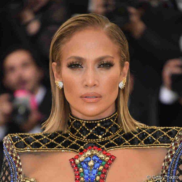 Make Jennifer Lopez Met Gala 2018: c?lios super alongados e bem distribu?dos ornaram com os olhos esfumados da atriz e cantora (Foto: Getty Images)